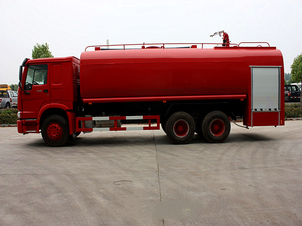 重汽豪沃20-25吨消防洒水车