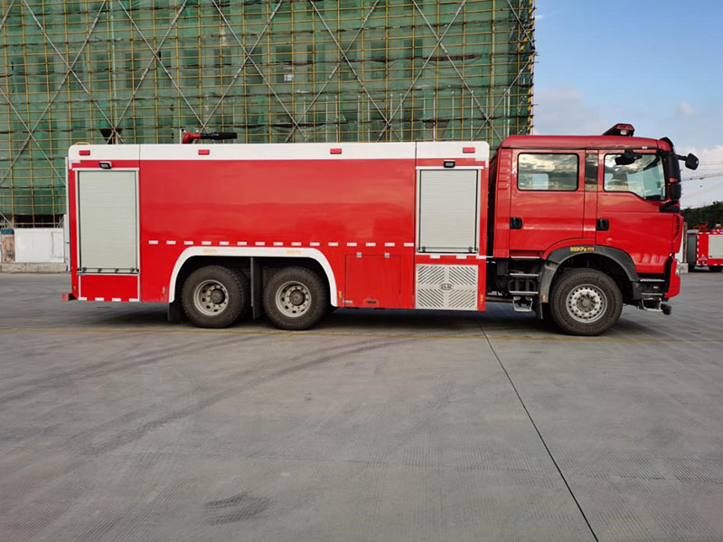 豪沃16吨水罐消防车
