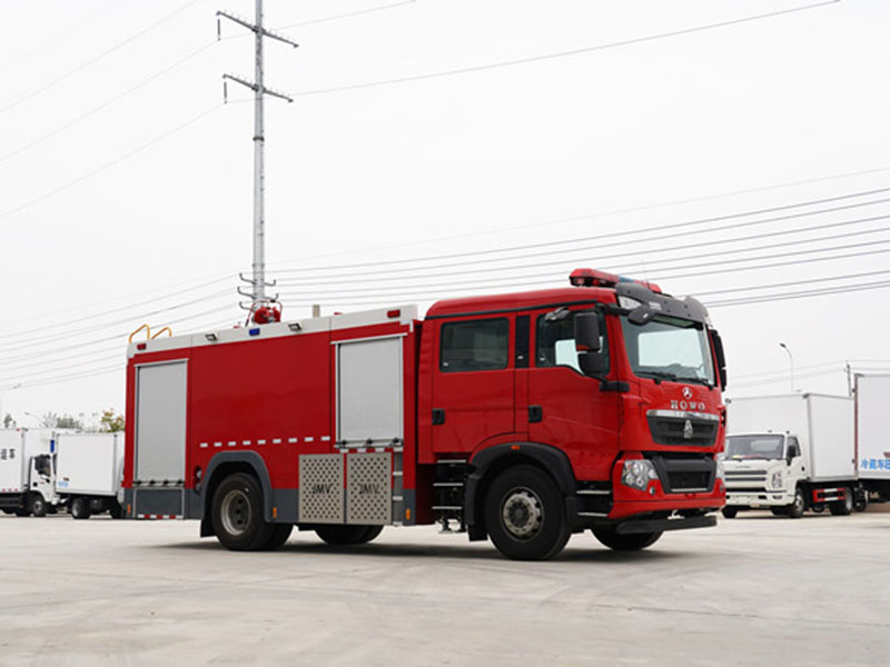 晶马豪沃8吨水罐消防车（常压泵）