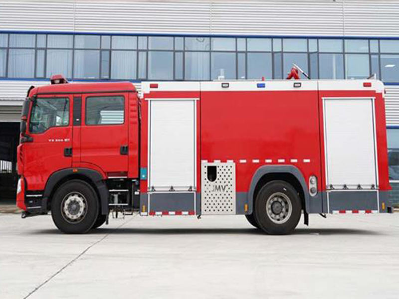 晶马豪沃8吨泡沫消防车（常压泵）